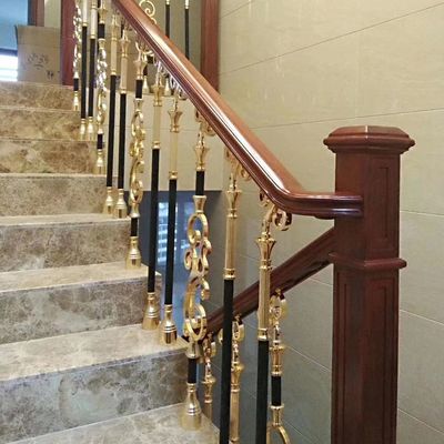 बैठक कक्ष के लिए सोने की इनडोर सीढ़ी स्टेनलेस स्टील रेलिंग